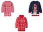 Trois pulls de Noël pour enfants: rose avec des rennes, bleu avec un pingouin et rouge avec des flocons.
