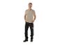 Homme en t-shirt beige et pantalon de travail noir avec détails gris.