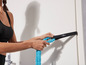 Une femme présente un élastique de fitness bleu Crivit.