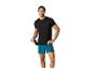 Homme en t-shirt et short de sport noirs et bleus.