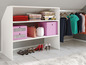 Armoire blanche avec des vêtements, des chaussures et des accessoires.