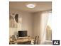 Ventilateur de plafond avec lumière au-dessus d'un bureau avec ordinateur portable et moniteur dans un bureau confortable.