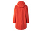 Un imperméable orange à capuche.