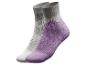Deux paires de chaussettes, une grise et une violette.