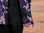 Gros plan sur une veste avec un motif tie-dye rose et bleu.