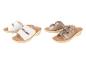 Sandales compensées blanches et dorées à boucle.