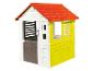 Une maison de jeu blanche et jaune avec un toit rouge de Smoby.