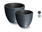 Deux pots de fleurs ronds, gris foncé avec une texture rayée.