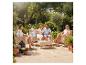 Ensemble de mobilier de jardin en osier avec quatre personnes profitant de boissons sur une terrasse.