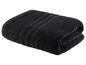 Une serviette de bain noire pliée sur un fond blanc.