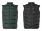 Deux gilets matelassés, l'un vert foncé et l'autre noir.