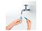 Mains remplissant un tube de test d'eau sous un robinet chromé.