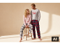 Pyjamas à carreaux pour homme et femme, l'homme porte un haut 'LET'S STAY IN BED'.