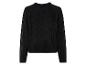 Un pull noir en tricot à manches longues.
