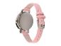 Une montre argentée avec un bracelet en cuir rose.