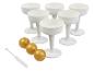 Des verres blancs avec des boules dorées et une brosse de nettoyage.