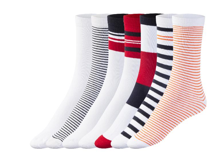 Six paires de chaussettes rayées de différentes couleurs.