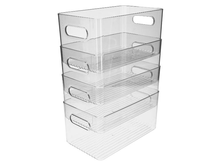 Pile de quatre boîtes de rangement transparentes avec poignées.