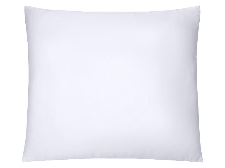 Oreiller blanc sur fond blanc