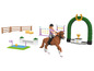 Un ensemble de jeu avec un cheval, un cavalier, des obstacles et un podium.