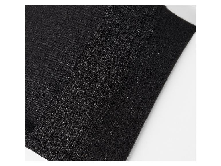 Gros plan de tissu tricoté noir avec coutures visibles