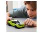 Un enfant joue avec une voiture de sport verte en briques de construction.