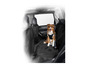 Un chien dans une voiture avec une housse de siège noire.