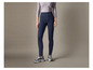 Jeans skinny bleu foncé avec des baskets grises