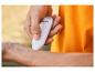 Une personne utilise un stylo Sensiplast pour traiter une piqûre d'insecte.