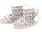 Bottes d'intérieur tricotées à motif losanges rose, gris et blanc, avec bordure moelleuse et pompons.
