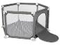 Un parc pour bébé gris avec une moustiquaire et un tapis.