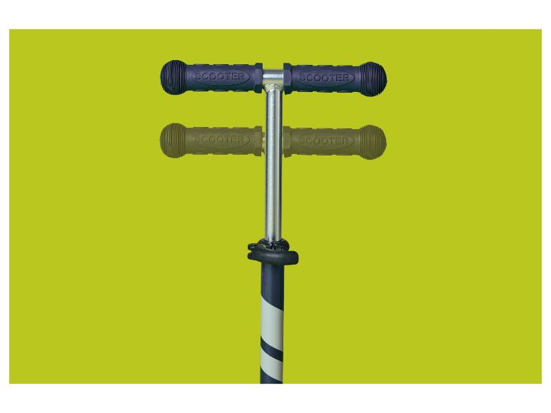Guidon de trottinette avec l'inscription « SCOOTER » sur les poignées, sur fond jaune.