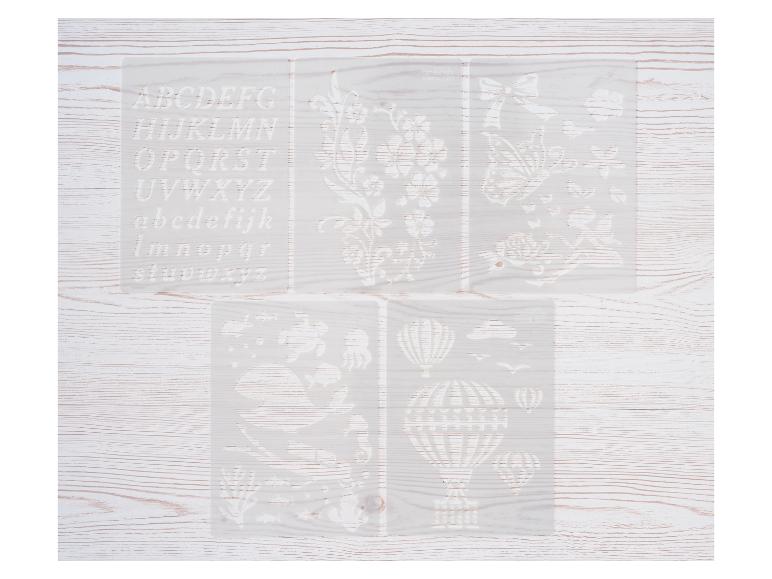 Quatre pochoirs en plastique transparent avec divers motifs, y compris des lettres, des fleurs et des montgolfières.
