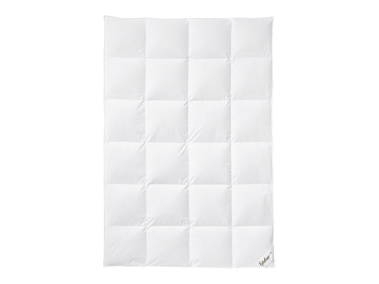 Une couette blanche en duvet Fiodur.