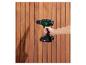 Une main utilisant une perceuse-visseuse sans fil Parkside X20V Team pour percer du bois.