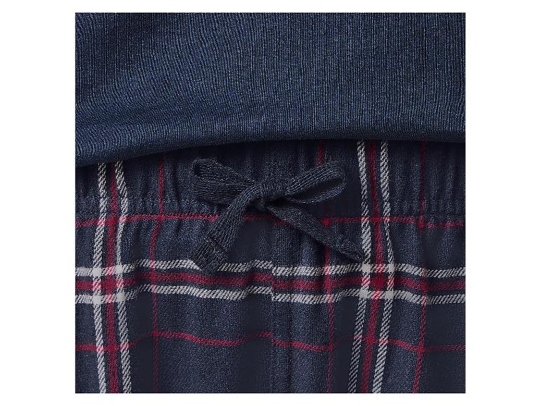 Gros plan d'un bas de pyjama à carreaux bleus avec cordon de serrage, associé à un haut bleu uni.