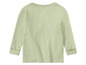 Un t-shirt à manches longues vert clair à côtes.