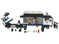 Un camion de police avec des accessoires et des minifigurines.