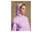 Une femme porte une veste imperméable violette avec capuche.