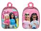 Deux sacs à dos roses Barbie avec des images de poupées Barbie.