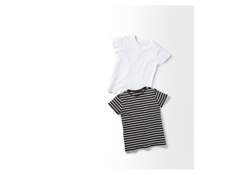 Deux t-shirts pour enfants : un blanc et un rayé noir et blanc.