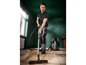 Un homme utilise un aspirateur Festool pour aspirer de la sciure de bois.