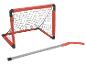 Mini but de football avec cadre rouge et filet noir, à côté d'une crosse de hockey rouge et grise.