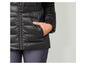 Une veste noire avec une fermeture éclair et une ceinture.
