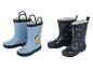 Deux paires de bottes de pluie à motifs animaliers: des bottes bleues avec une girafe et des bottes noires avec des tigres, des éléphants et des crocodiles.