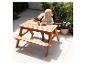Table de pique-nique en bois pour enfants SUNNY Dave sur une terrasse avec un enfant.