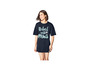 Une femme portant une robe t-shirt noire avec un imprimé Peanuts.