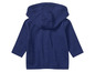 Un sweat-shirt bleu marine à capuche et manches longues.