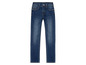 Un jean bleu skinny.