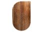 Une planche à découper en bois avec un design circulaire.